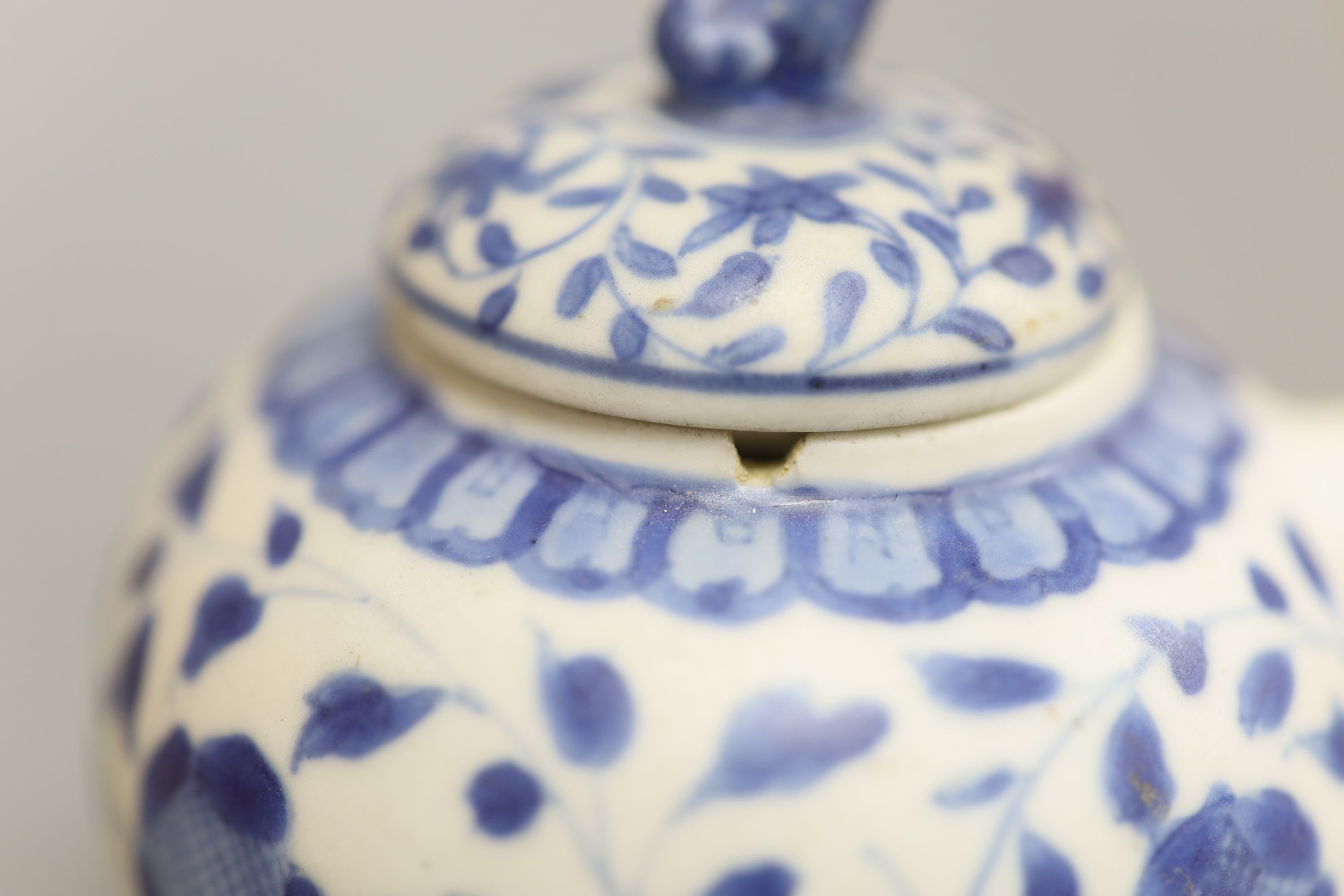 A Chinese Vungtao cargo blue and white mustard pot and cover, height 9cm